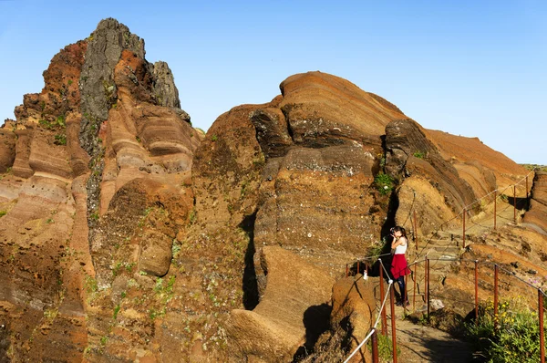 Jonge vrouw op de kronkelende weg van de berg trekking op Pico Arieiro — Stockfoto