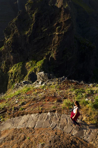 Mujer joven en el sinuoso sendero de trekking de montaña en Pico do Arieiro —  Fotos de Stock