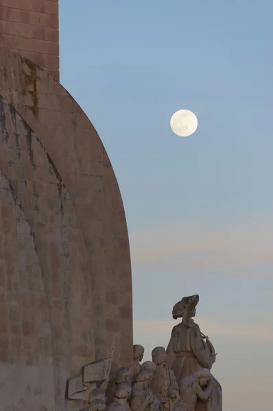 The Monument of the Discoveries and the moon — Stock Photo, Image