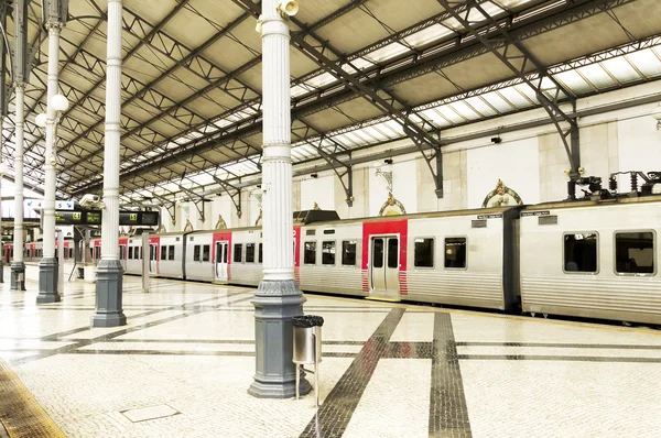 Treno alla stazione ferroviaria Rossio, Lisbona — Foto Stock