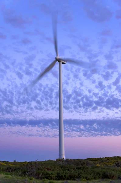 Moulin à vent contre le ciel de l'île de Madère — Photo