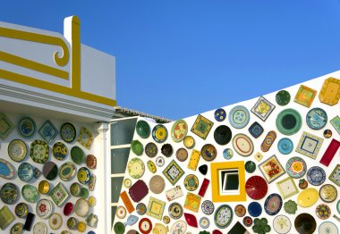 Duvardaki renkli seramik plakalar