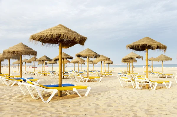 Sonnenschirme und Liegestühle, Algarve, Portugal — Stockfoto