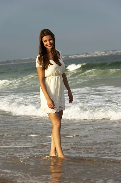 Молода жінка ходить уздовж берега океану — стокове фото
