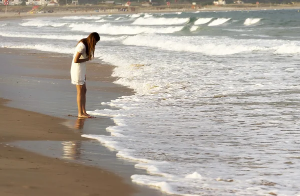 Молода жінка і океан — стокове фото