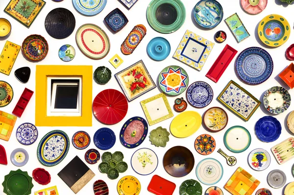 Colorful ceramic plates on the wall — Stock Photo, Image