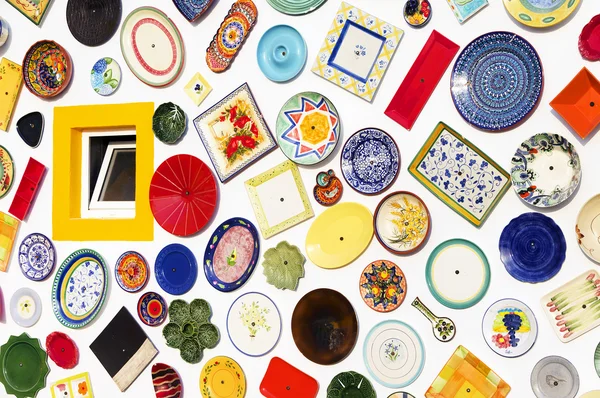 Colorful ceramic plates on the wall — Stock Photo, Image