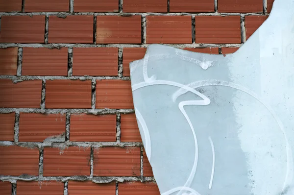 Grunge cihlová zeď s okny rozbitého skla — Stock fotografie