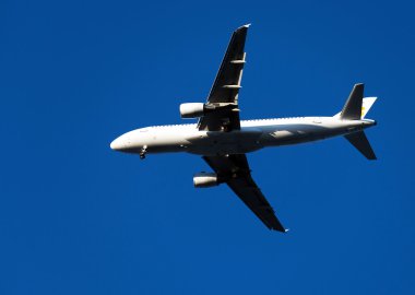 Mavi gökyüzü karşı yolcu uçak