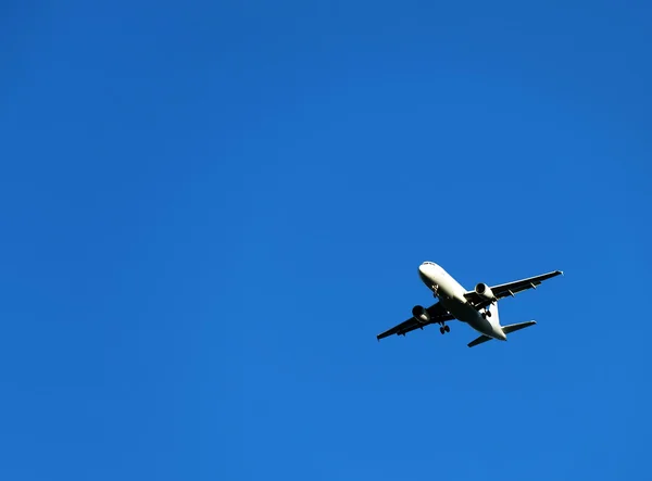 Avion de passagers contre ciel bleu — Photo