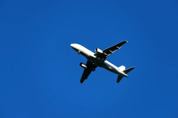 Passenger airplane against blue sky — Stock Photo, Image