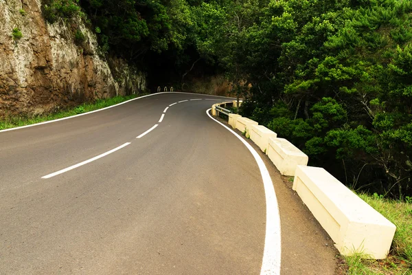 Carretera sinuosa en las montañas de Anaga, Tenerife — Foto de Stock