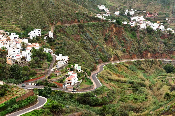 Carretera sinuosa en las montañas de Anaga, Tenerife, España, Europa —  Fotos de Stock