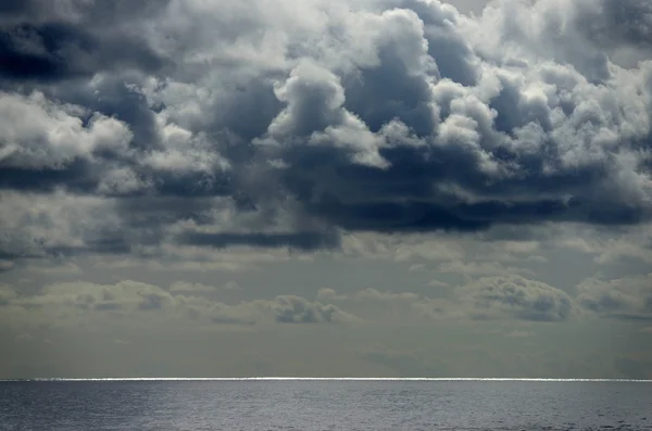 Stormachtige wolken boven de Atlantische Oceaan — Stockfoto