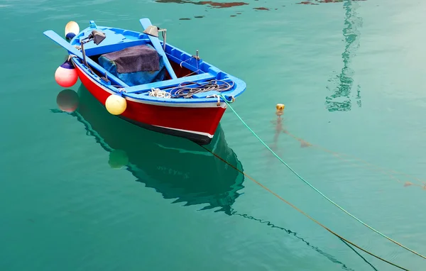 Einsames Boot auf dem Meer — Stockfoto