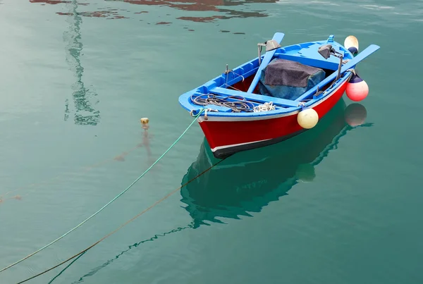 Одинокая лодка на море — стоковое фото