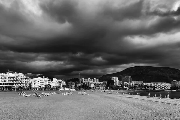 Bouřlivá oblaka letovisku Los Cristianos na Tenerife — Stock fotografie