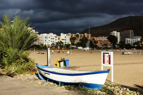 Nubes tormentosas sobre el resort Los Cristianos en Tenerife — Foto de Stock