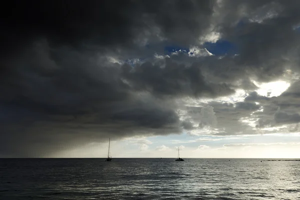 Бушующие облака над курортом Лос Кристианос на Тенерифе — стоковое фото