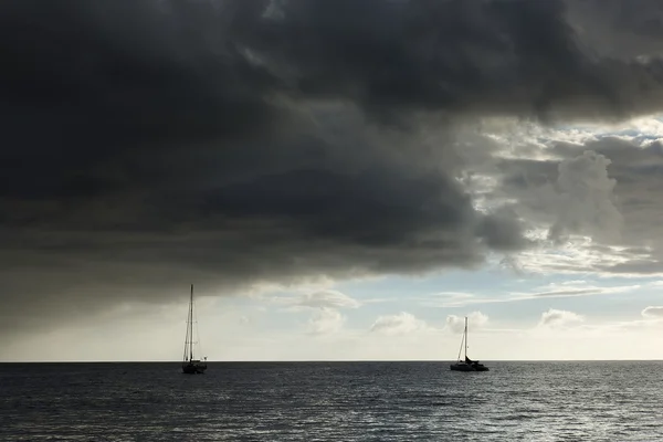 Nuvens tempestuosas sobre Los Cristianos resort em Tenerife — Fotografia de Stock