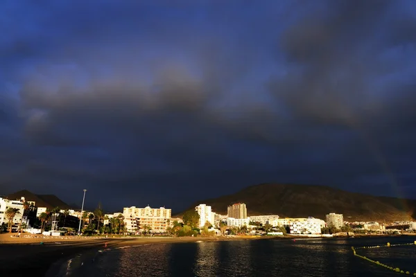 Bouřlivá oblaka letovisku Los Cristianos na Tenerife — Stock fotografie