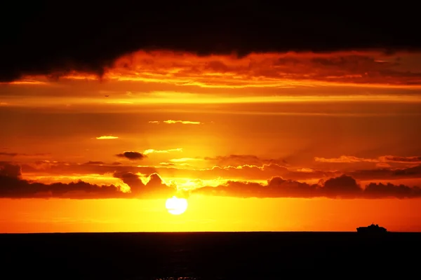 Okyanusun üzerinde güzel bir gün batımı — Stok fotoğraf