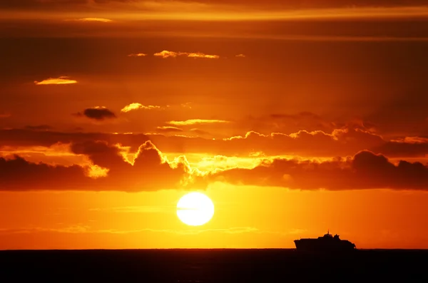 Hermosa puesta de sol sobre el océano — Foto de Stock