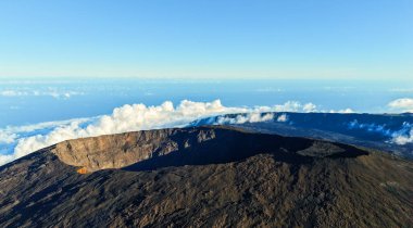 Sikke de la Fournaise (tepe fırın) 2632 Reunion Adası Hint Okyanusu'nda Doğu tarafında bir kalkan volkan metredir. Şu anda dünyanın en aktif volkan biridir.