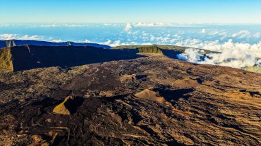 Sikke de la Fournaise (tepe fırın) 2632 Reunion Adası Hint Okyanusu'nda Doğu tarafında bir kalkan volkan metredir. Şu anda dünyanın en aktif volkan biridir.