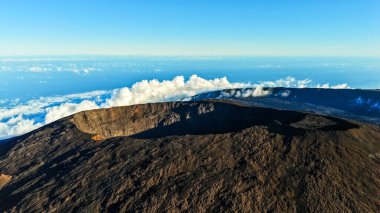 Sikke de la Fournaise (tepe fırın) 2632 Reunion Adası Hint Okyanusu'nda Doğu tarafında bir kalkan volkan metredir. Şu anda dünyanın en aktif volkan biridir.