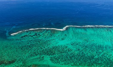 Mauritius adasının insansız hava aracı fotoğrafçılığı. Mauritius adasının güzel gölü, Hint okyanus mercan resifinden alınmıştır.
