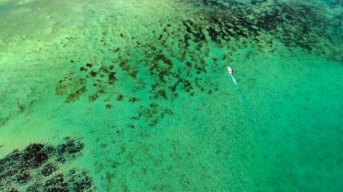 Mauritius adasının insansız hava aracı fotoğrafçılığı. Mauritius adasının güzel gölü, Hint okyanus mercan resifinden alınmıştır.