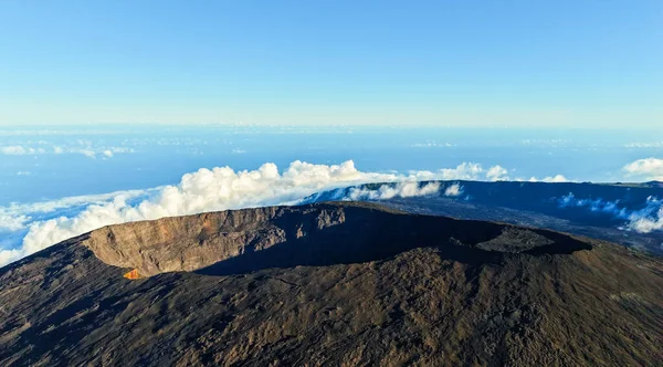 Sikke de la Fournaise (tepe fırın) 2632 Reunion Adası Hint Okyanusu'nda Doğu tarafında bir kalkan volkan metredir. Şu anda dünyanın en aktif volkan biridir.