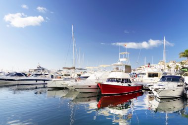 Ünlü marina Puerto Banus, Marbella şehir panoraması