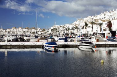 Ünlü marina Puerto Banus, Marbella şehir panoraması