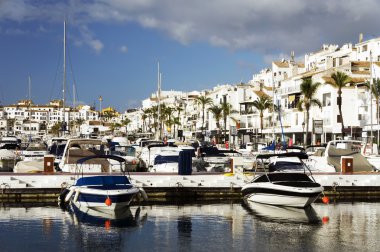 Ünlü marina Puerto Banus, Marbella şehir panoraması