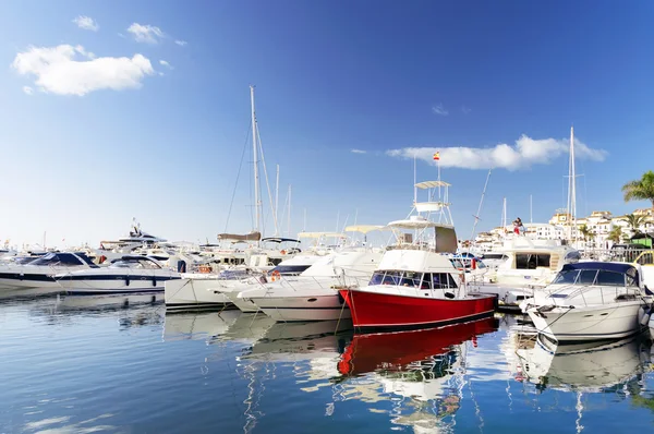 Beroemde jachthaven van Puerto Banus, Marbella stad — Stockfoto