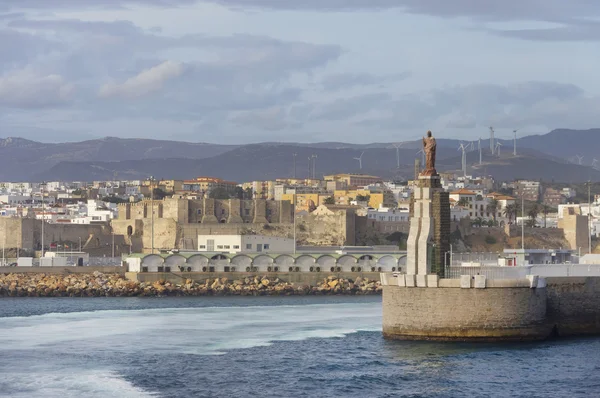 A port a Tarifa és Jesus Christus szobor, Spanyolország — Stock Fotó