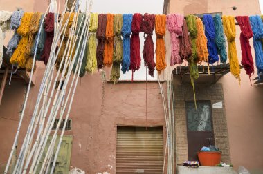 Fes tarihi Kasbah tipik renkli Tekstil boya