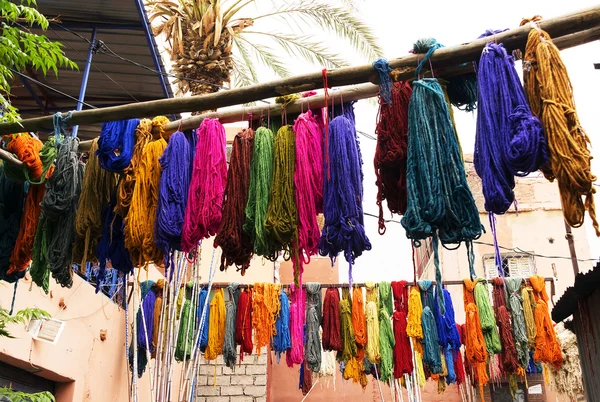 Têxteis coloridos típicos tingir no histórico Kasbah de Fes — Fotografia de Stock