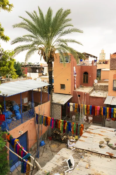 Typische kleurrijke textiel kleurstof in het historische Kasbah van Fes — Stockfoto