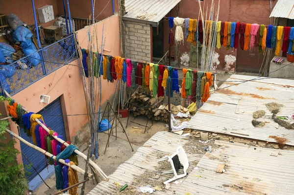 Typische bunte Textilien färben in der historischen Kasbah von fes — Stockfoto