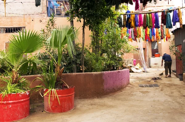 Typical colorful textiles dye in the historic Kasbah of Fes — Stock Photo, Image