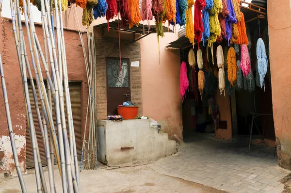 Типичный красочный текстильный краситель в историческом Касбе Фес — стоковое фото