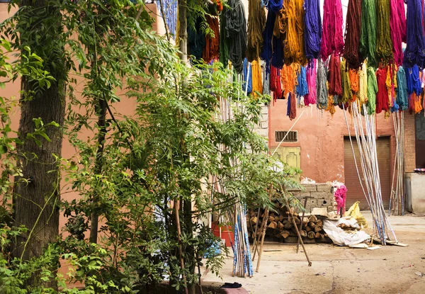 Типичный красочный текстильный краситель в историческом Касбе Фес — стоковое фото