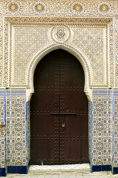 Ornate door in souk, Marrakech — Stock Photo, Image