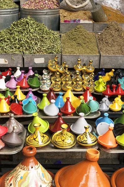 Souvenirs en terre cuite sur le souk à Chefchaouen, Maroc, Afrique — Photo