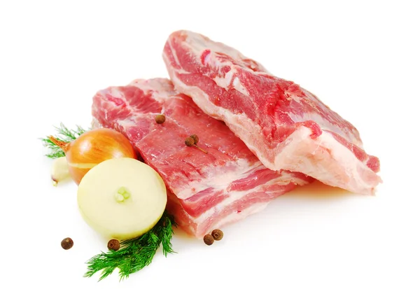 Carne crua. Barriga de porco, duas peças com endro, cebola e tomate isolado em fundo branco — Fotografia de Stock