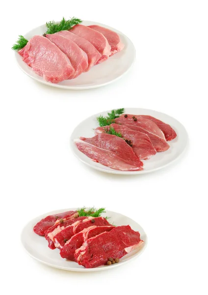 Carne cruda. Conjunto, colección de tres varias rebanadas de escalope de carne, carne de res, cerdo, cordero aislado contra fondo blanco —  Fotos de Stock