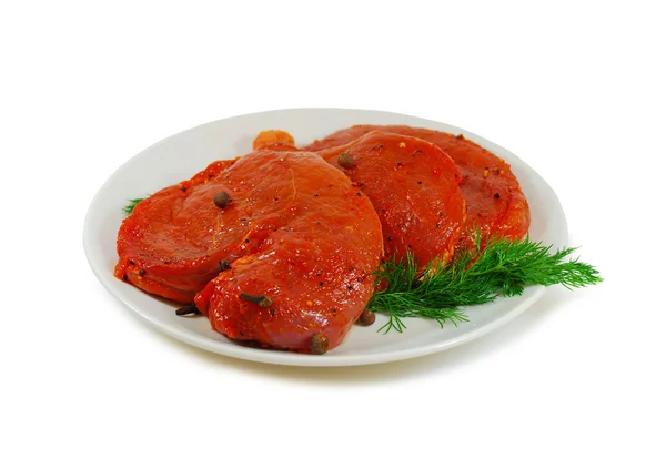 Carne crua. Fatias de escalope de carne com sause em um prato isolado contra fundo branco — Fotografia de Stock